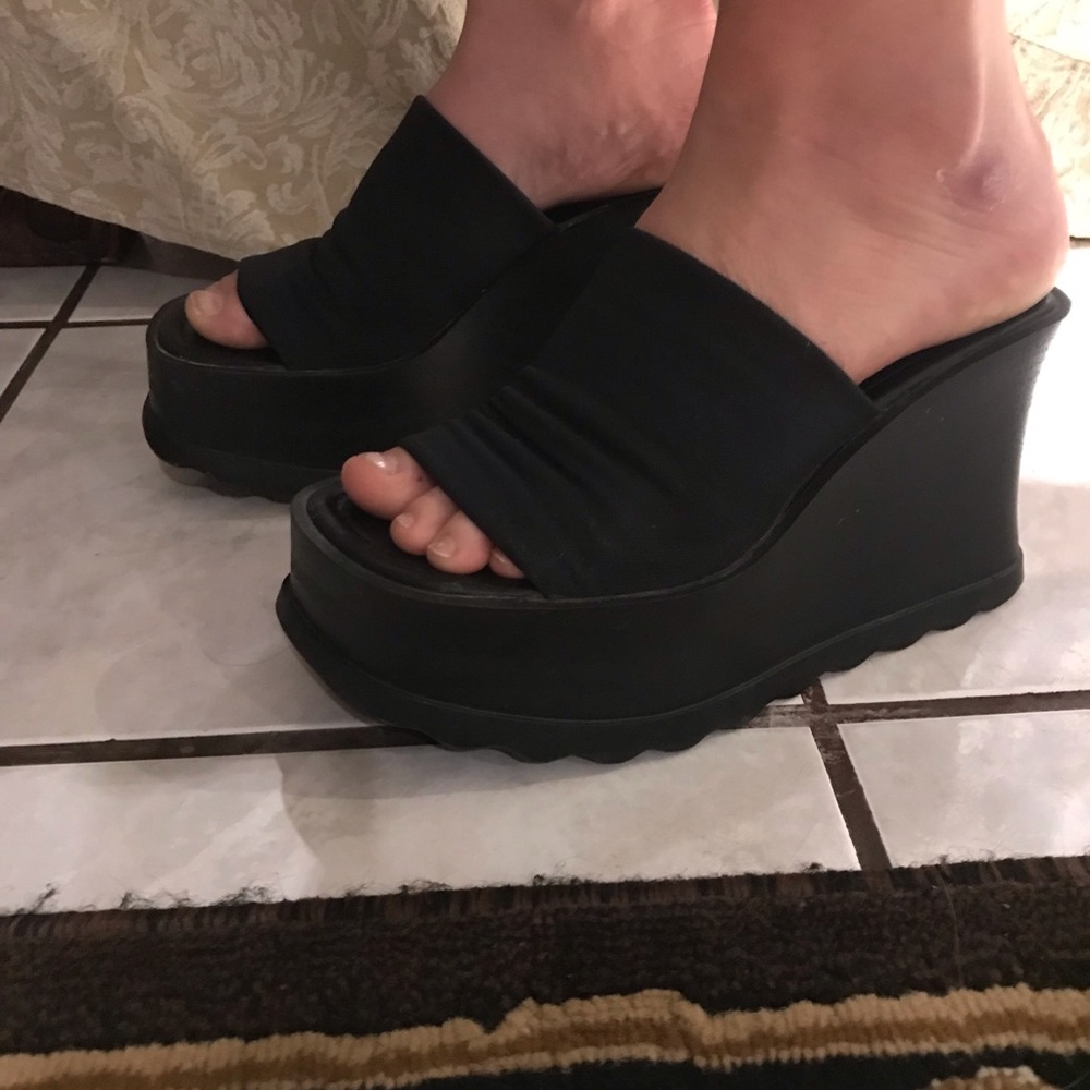 Vintage Steve Madden Black Platform Slip Ons